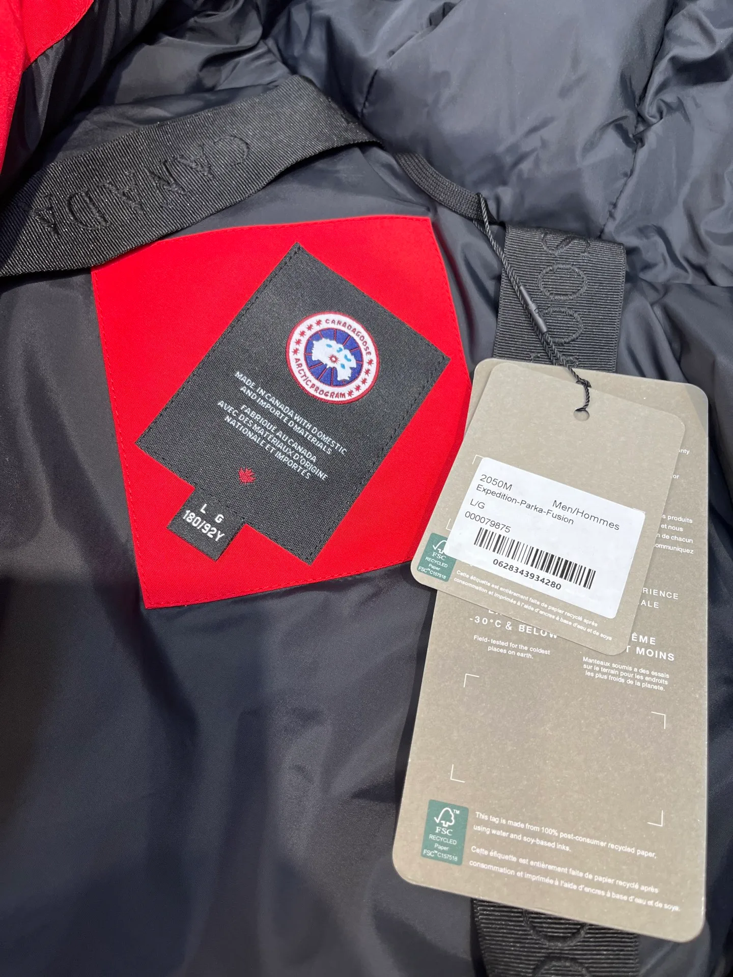 P780 high-end version (new version of Big Goose 01) Canada Goose Canada Goose #Chilliwack 7999M bomber jacket short down jacket/01 model #Men and Women Same Style# ➖ Genuine synchronous anti-counterfeiting chip sensor! ➖ Imported 21S polyester-cotton blended original fabric [last year’s 16S/18S hard fabrics have been completely eliminated, this year all use 21S genuine synchronous fabrics, the soft mid-strap feels delicate and textured], genuine synchronous Feather-Light 10D waterproof coating fabric, made of 84.5 polyester fiber and 15.5 cotton, 100% the best feel in the entire network! ➖ The genuine official website is synchronized with the national standard 80 white duck down, you can check the official website customer service, there will never be a series of misleading claims such as 90 down or goose down! ➖ Using the best nylon lining with double double-layer sealing design, velvet-proof No. 7 needle + grid-filled down ready-made garments, there is 100% no so-called velvet running! ➖ The cuffs are designed with thickened seamless threads, and the collar and pockets are lined with top-quality polar fleece to keep you warm and comfortable! ➖ Yoshida YKK provides original factory-customized electroplated sliders. YKK two-way lockable zippers are tight and smooth and do not peel off paint! ➖ 3M composite guarantees that the Velcro is the same as the original, durable, and all accessories and hardware are custom-made! ➖ Imported BEHRINGER embroidery machine to customize the 10,000-needle embroidery logo, 98% of which can be reproduced to restore the original logo. You can check and compare on the official website! ➖ The fur collars are all made of large pieces of Western Canadian blue wolf hide, ensuring that each fur collar is 13-15cm wide!   Size:XS-XXL